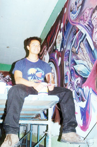 pintando mural 