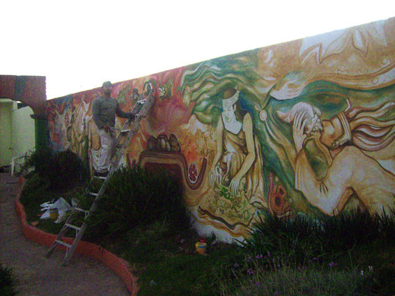 Pintando mural 